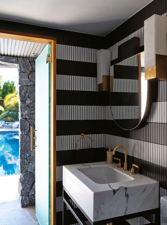 Eksempel på et andet badeværelse med Art Deco stil i sort, hvid og guld